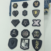 Fabricant d'étiquettes de patch en cuir respectueuses de l'environnement, vêtements de sac à main pour femmes, badge en cuir gaufré en métal, rouge