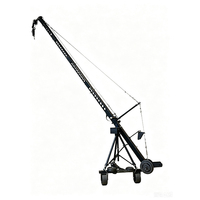 Dreieckiger Jimmy Jib 7,6 m/21 Fuß, mit höhenverstellbarem Stativ von 1,2 m bis 1,6 m für Broadcast-Kameras.