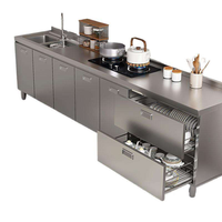 Meuble de cuisine professionnel en acier inoxydable avec évier et plaque de cuisson, plan de travail de cuisine intégré sur mesure pour projet de restauration
