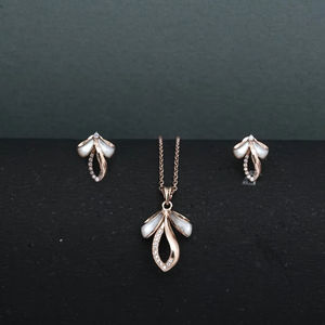 Vente en gros Ensemble collier et boucles d'oreilles Collection designer à prix de gros Meilleure qualité - Product Image 1