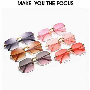 Nouvelles Lunettes de Soleil Carrées Sans Monture pour Femmes, Style Vintage de Luxe, Verres Dégradés Roses, Tendance Mode - Product Image 4