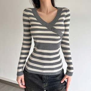 Pull en tricot rayé à col en V et manches longues pour femme, boutonné sur le devant, coupe ajustée, idéal automne-hiver, en polyester et élasthanne - Product Image 1