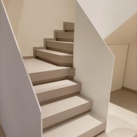 Escalier de villa en métal sur mesure, design minimaliste à bords arrondis, avec rampe en fer forgé, durable, design moderne pour intérieur