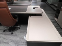 Table de direction moderne de luxe CEO Boss E1 gris foncé avec boîte métallique multifonctionnelle Bureaux pour espace de travail
