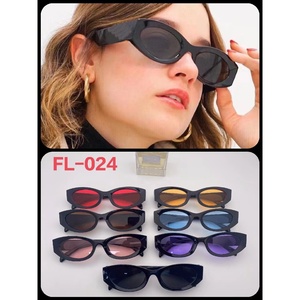 Occhiali da Sole Metallici a V alla Moda 2025, Stile Europeo e Americano, Montatura Colorata in PC per Street Style e Passerella - Product Image 1