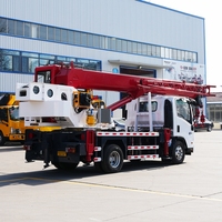 Grue de camion de 7 tonnes blanche en ISUZU, grue hydraulique de camion de 8 tonnes, 4x2 roues avec télécommandes, véhicule complet à vendre
