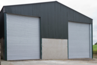 Porte à volet enroulable en acier industriel moderne et coupe-vent avec palan à chaîne Surface finie Méthode d'ouverture par poussée et traction