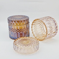 Vente en gros de tasse de cire colorée en cristal de luxe pot en verre de couleur bonbon avec couvercle pour bougies pour mariages et usage alimentaire