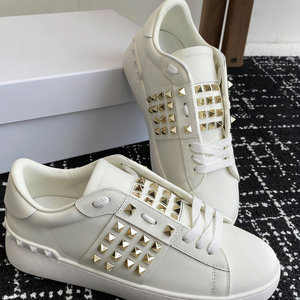 Baskets basses décontractées pour femmes en cuir blanc style clouté or à lacets - Product Image 1
