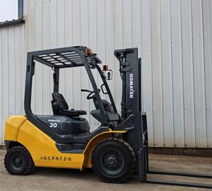 Chariot élévateur Komatsu FD30 d'occasion avec capacité de 3 tonnes, moteur diesel, déplaceur latéral hydraulique, pneus pleins, mât à deux étages - Product Image 6