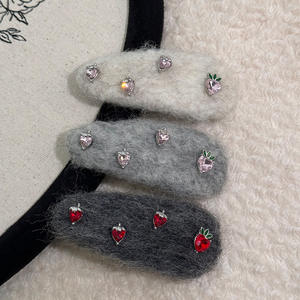 กิ๊บติดผมรูปสตรอว์เบอร์รี่สีชมพูสำหรับสาวหวาน  วัสดุโลหะผสมและผ้า ขนาด 7 ซม. เหมาะสำหรับงานปาร์ตี้ - Product Image 2