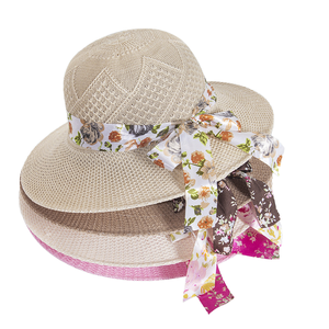 Chapeau de soleil à large bord en paille pour femme, avec ruban floral dessiné à la main, pliable, en herbe naturelle, accessoire d'été pour la plage ViettimeCraft - Product Image 1