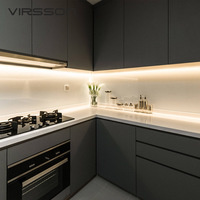 Ensemble de meubles de cuisine modernes en bois massif noir avec comptoir en marbre, charnières et robinet, crédence, design modulaire