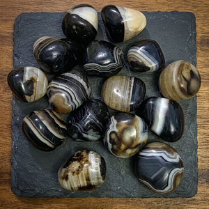 Grossiste de pierres précieuses en onyx noir rayé sculptées et gravées de 18-25 mm, onyx noir rayé sculpté et gravé à vendre, MOQ 5 kg - Product Image 2