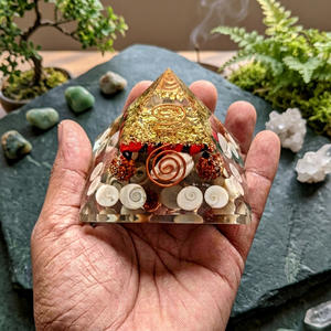 Pyramide d'orgone en cristal faite à la main, sculpture de yantra sculptée en pierre précieuse, décoration porte-bonheur, cadeau - Product Image 5