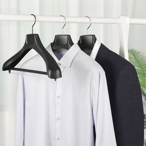 Cintre en plastique noir <span class=keywords><strong>LINDON</strong></span> sans bosse à épaules larges avec barre antidérapante pour pantalons – Vente en gros - Product Image 5