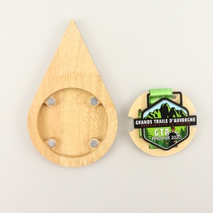 Soporte de exhibición de medallas de madera de pino de alta calidad, diseño de gotas de agua, para colección DIY, combinación personalizada, colgador de medallas MOODEN, venta al por mayor - Product Image 5