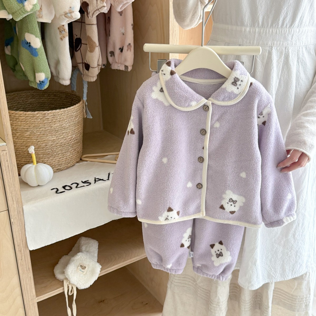 Giacca in velluto con revers a fiocco di neve XF01, sfondo viola con motivo gattino