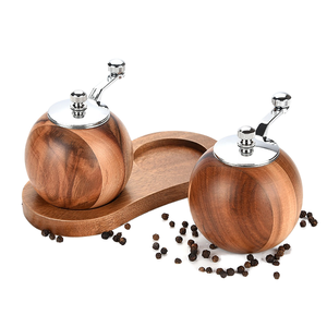 Mini moulin à poivre à manivelle en forme de boule, noyau de broyage en céramique, moulin à sel et à épices polyvalent, assaisonnement manuel pour la cuisine - Product Image 1