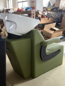 Fauteuil de lavage de cheveux commercial moderne réglable, lit de lavage électrique avec bac en céramique et revêtement en cuir imperméable - Product Image 3