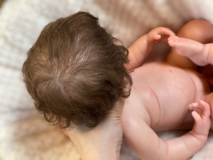 Poupées de bébé en silicone solide de 18 pouces, 3500 g, corps entier, visage fait main, détails du corps réalistes, anatomiquement correctes, poupées reborn aux cheveux bouclés - Product Image 4