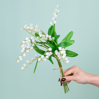 Fleurs artificielles en soie Lily Valley, fausses fleurs en plastique à 6 branches, fausses clochettes éoliennes, installations murales de verdure pour la maison