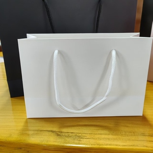 <span class=keywords><strong>Sac</strong></span> en papier kraft cadeau épais pour l'emballage de vêtements <span class=keywords><strong>Sac</strong></span> à provisions pour femmes Sacs à vêtements en papier kraft blanc - Product Image 3