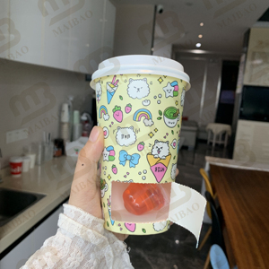 Bicchiere di Carta Sorpresa Personalizzato con Logo, 24 oz, con Scomparto Regalo sul Fondo per Caffè, Bubble Tea, Frutta e Latte - Product Image 3