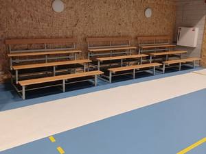 Sièges de stade modulaires réglables en PVC noir personnalisables pour les rassemblements scolaires et les terrains de jeux - Product Image 2