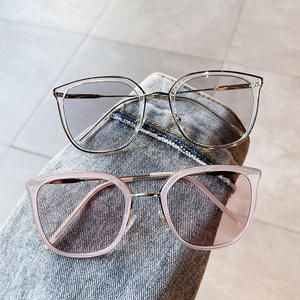 Gafas de Sol Irregulares Qianai, Montura Rosa de PC, Protección UV400, Unisex, Estilo Urbano - Product Image 2