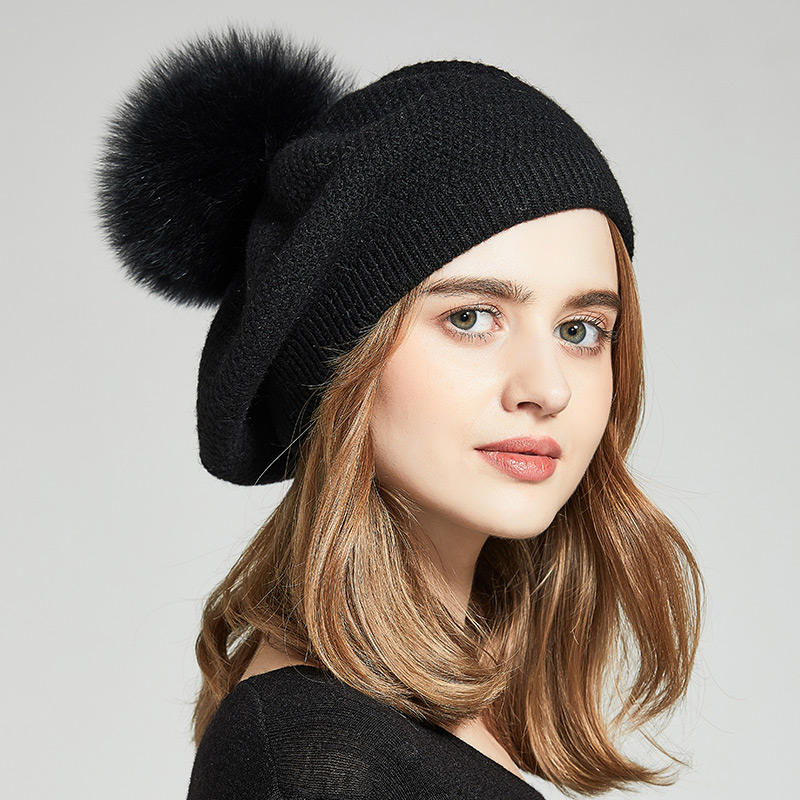 Noir avec pompon noir