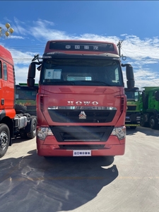 En stock SINOTRUK HOWO T7H 4x2 Euro <span class=keywords><strong>2</strong></span> Diesel Manuelle Camion Tracteur d'occasion Double Cabine Prêt à être expédié pour le transport en semi-remorque - Product Image 2