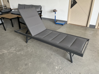 Chaise longue moderne pliable et portable à 4 positions avec structure métallique et tissu en toile pour l'extérieur