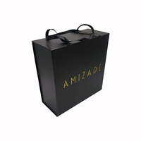 Boîte cadeau magnétique noire avec logo en feuille d'or et sac à poignée en ruban assorti, emballage personnalisé avec insert pré-découpé