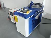LYLASER Max Machine de nettoyage CNC refroidie à l'eau 1500W Ligne verte pour l'élimination de la rouille et de l'huile sur tôles, machines pour ponts et automobile