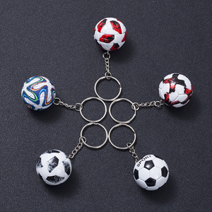 Breloque <span class=keywords><strong>de</strong></span> sac cadeau d'anniversaire souvenir, mini ballon <span class=keywords><strong>de</strong></span> football en PU, pendentif porte-clés pour les fans <span class=keywords><strong>de</strong></span> football masculins - Product Image 2