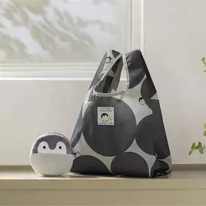 批发便携式防水聚酯折叠袋卡通企鹅可重复使用购物牛津手提袋带定制印刷标志