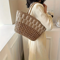 Sac fourre-tout en paille à cordon de serrage pour femme - Sac de plage tissé bohème, design unique avec cordon de serrage, doublure en polyester, capacité compacte