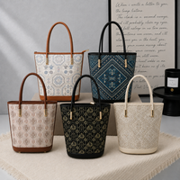 Mini sac à main en tissu tissé artisanal pour femme avec poignée supérieure structurée, quincaillerie métallique raffinée, bandoulière amovible