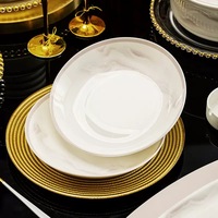 Collection de vaisselle en marbre nuageux artistique, veines grises douces, blanc laiteux, bordure dorée sophistiquée, service de table romantique