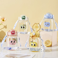 Gobelet à eau avec visage souriant de haute qualité, design mignon, doté d'une paille inclinée et d'un couvercle pop-up, en plastique.