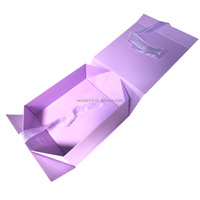 Ruban cadeau personnalisé de luxe en papier recyclé avec poignée, logo en relief, impression, revêtement UV, dorure à chaud et pelliculage mat sur mesure