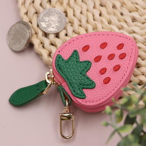Porte-monnaie fraise en cuir PU durable avec chaîne, mini porte-clés brodé motif fruit mignon, tendance et très vendu - Product Image 1