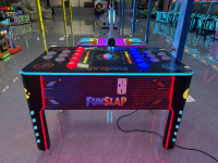 Machine de jeu d'arcade à monnayeur, modèle Deluxe, avec lumières LED, jeu de claquettes amusant 'Naughty Beans', défi de vitesse pour enfants et système de rédemption de tickets