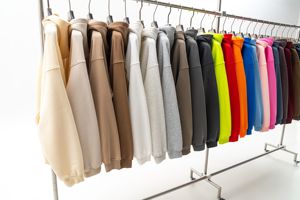 Sudadera con Capucha W2406 al por Mayor con Logotipo Personalizado, 350GSM, Impresión Serigrafiada, Bordado en Relieve, Talla Grande, Sólida, Otoñal, Transpirable, Resistente al Viento - Product Image 2