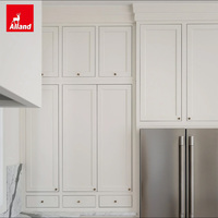Armoires de cuisine Allandcabinet style farmhouse, panneaux encastrés peints en tons doux, blanc, avec armoire de rangement pour cuisine avec îlot central