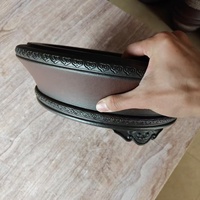 Pot artisanal non verni de style antique de haute qualité avec un design de pieds en forme de nuage