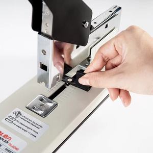 <span class=keywords><strong>Agrafeuse</strong></span> <span class=keywords><strong>manuelle</strong></span> <span class=keywords><strong>professionnelle</strong></span> en métal robuste de 100 feuilles avec capacité de 1000 agrafes pour usage industriel et bureautique, modèle STARPRINT Throat - Product Image 3
