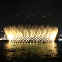 Fontaine musicale flottante géante personnalisée pour usine, avec jets entrelacés et éclairage coloré pour spectacle aquatique nocturne sur lac
