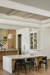 Cocina Minimalista de Roble Natural de Vermont, Madera de Dos Tonos, Manijas Blancas de Acero Inoxidable, Resistente a la Humedad, para Villas Residenciales de Alta Gama - Product Image 2